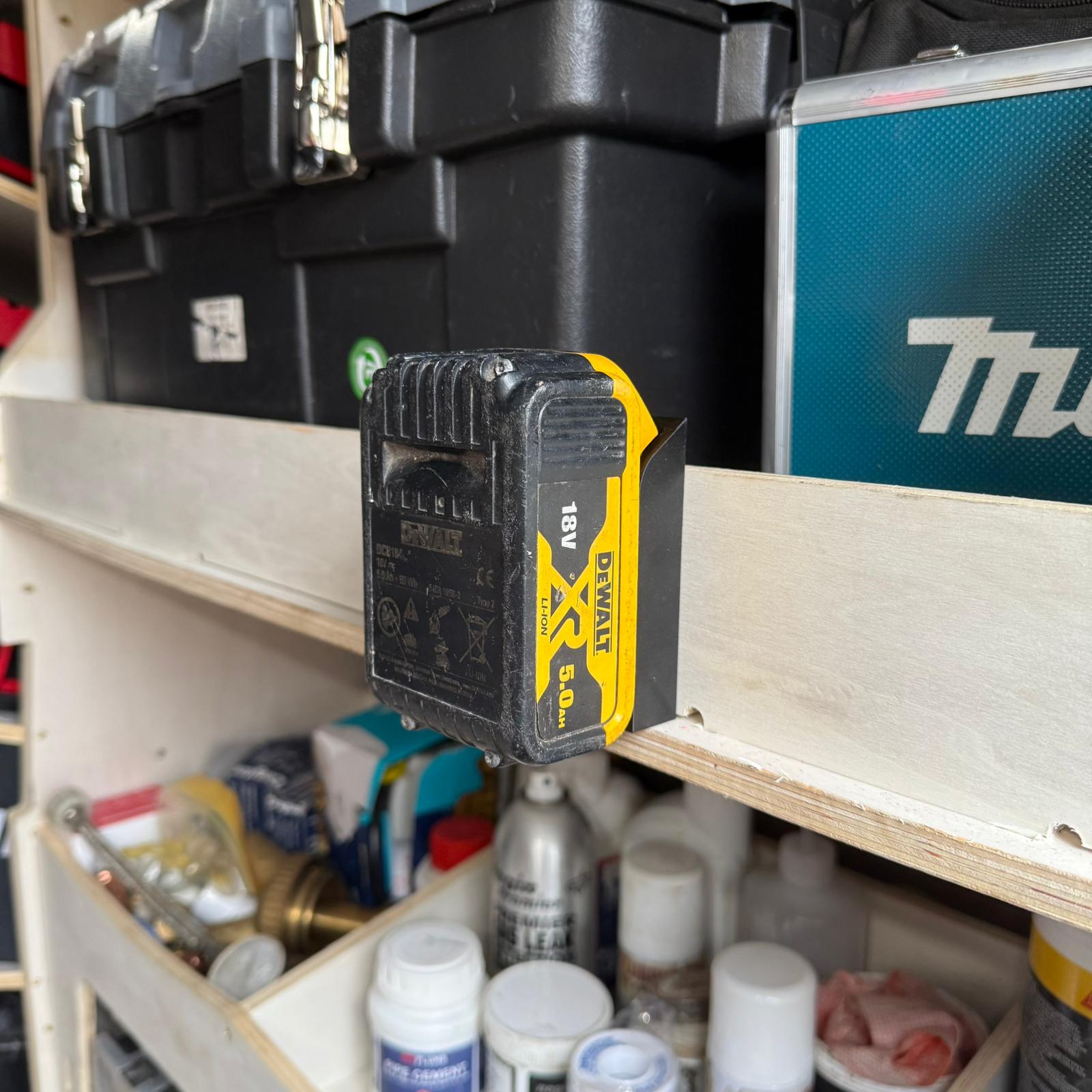 DeWalt 18V / 20V Battery Holder