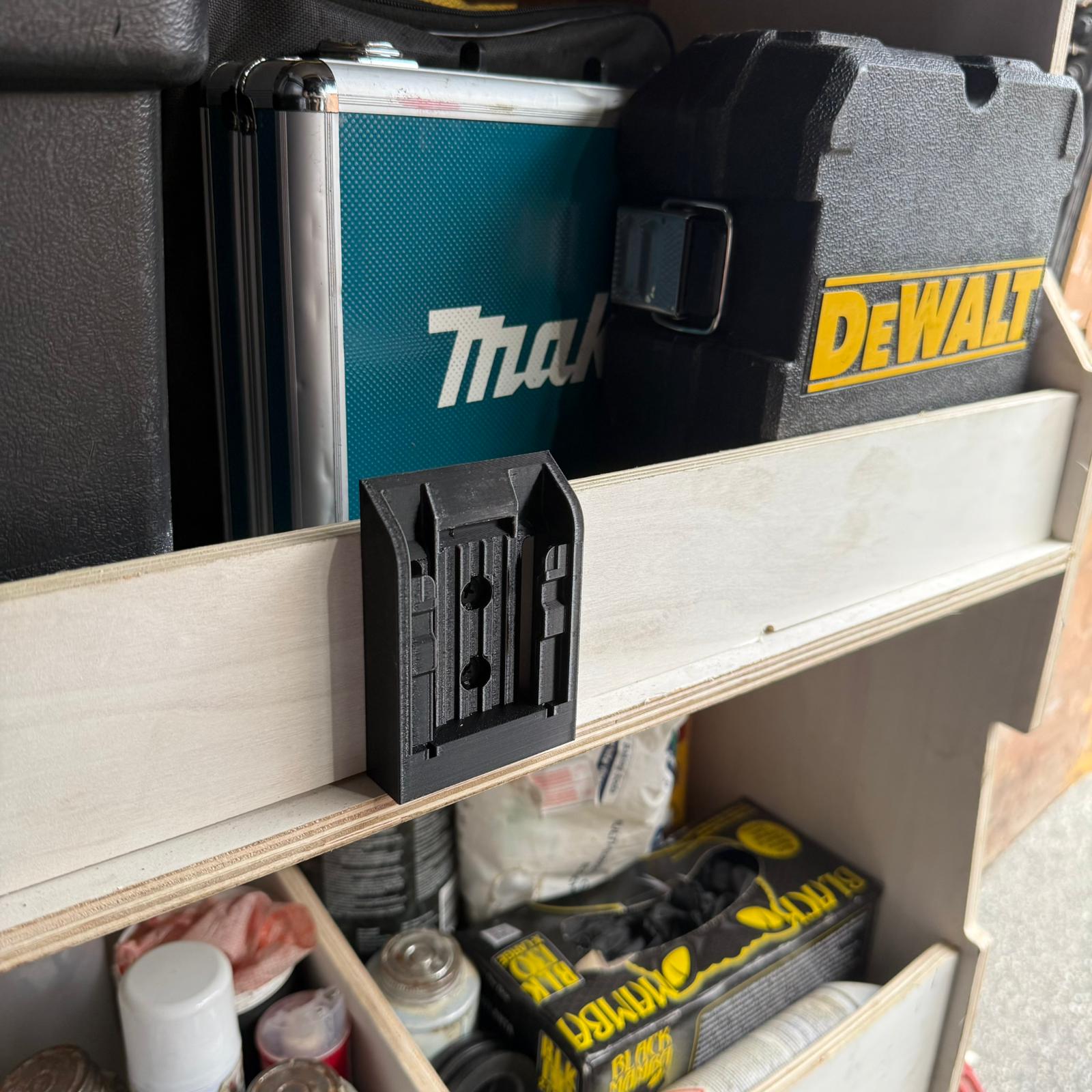 DeWalt 18V / 20V Battery Holder
