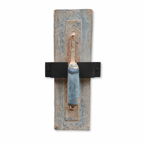 VanMount plastering trowel holder – black wall-mount bracket holding a trowel